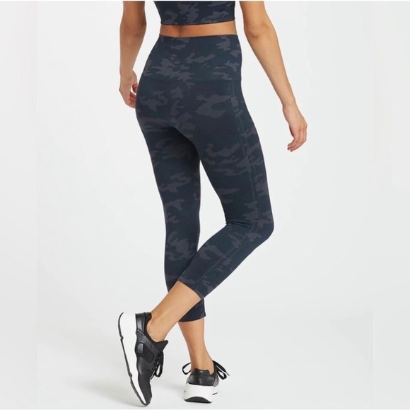 Spanx Black Camo Seamless Look At Me Now Cropped Legging Size L - Picture 3 of 12